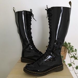 🖤🖤 Fabulous patent leather 20 eye combat boots